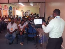 Claudio Arias impartiendo charla en FLISol 2012